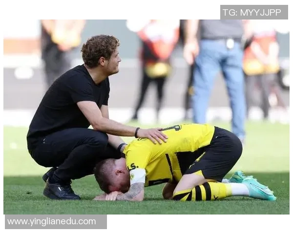 足球明星泪洒赛场瞬间展现脆弱一面引发球迷共鸣与感动